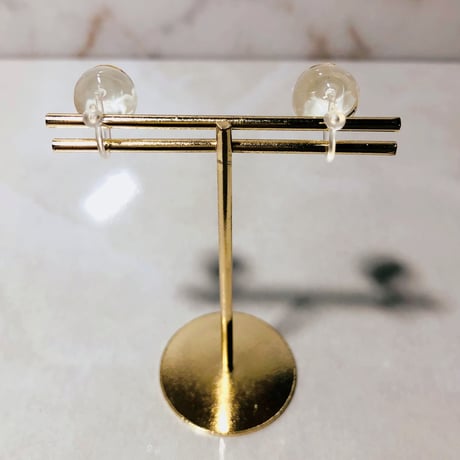 No.32小粒Whit /Goldノンホールピアス