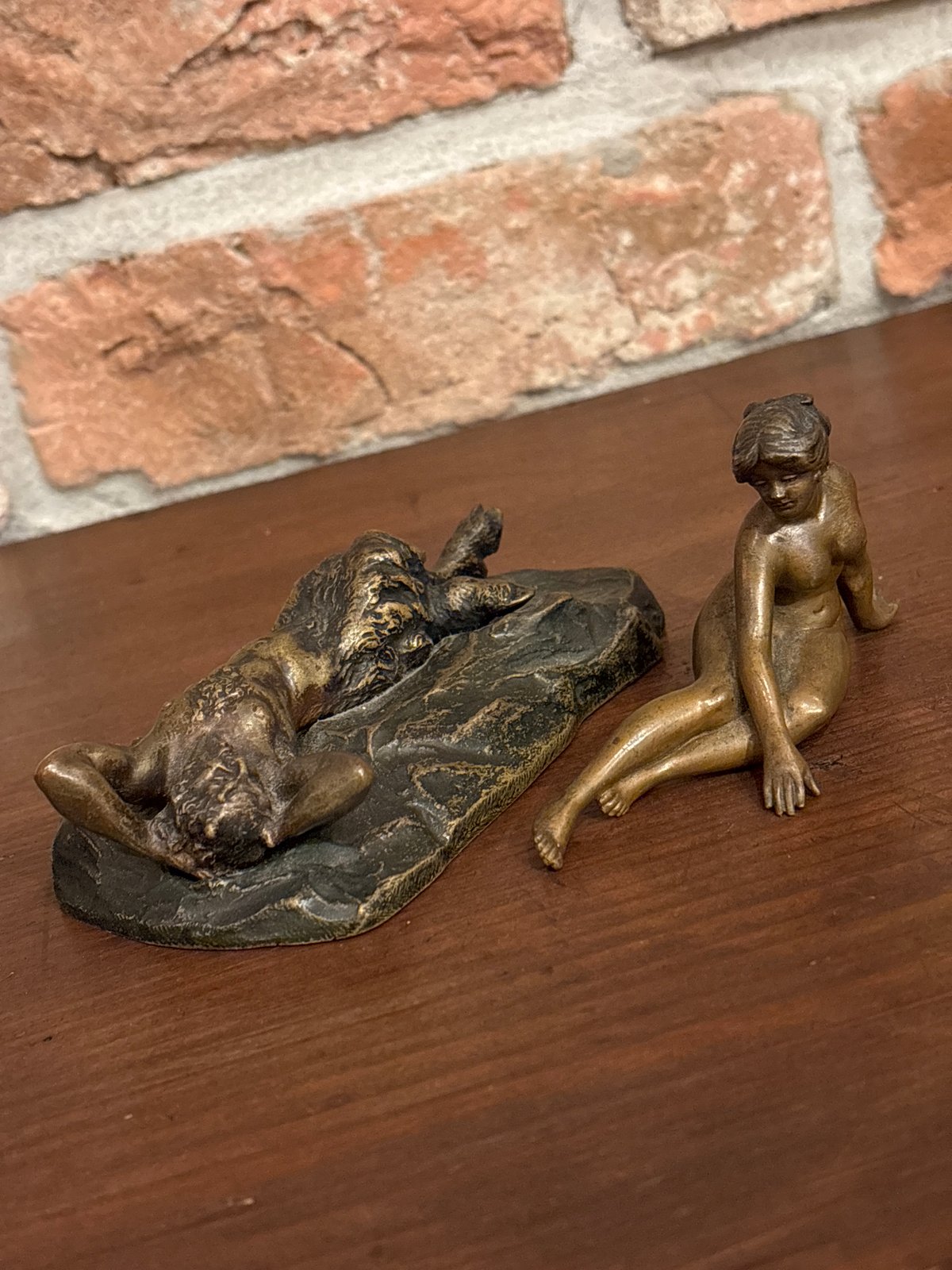アンティーク 寝転がり裸婦人を眺める悪魔 ヴィエナブロンズ 置物