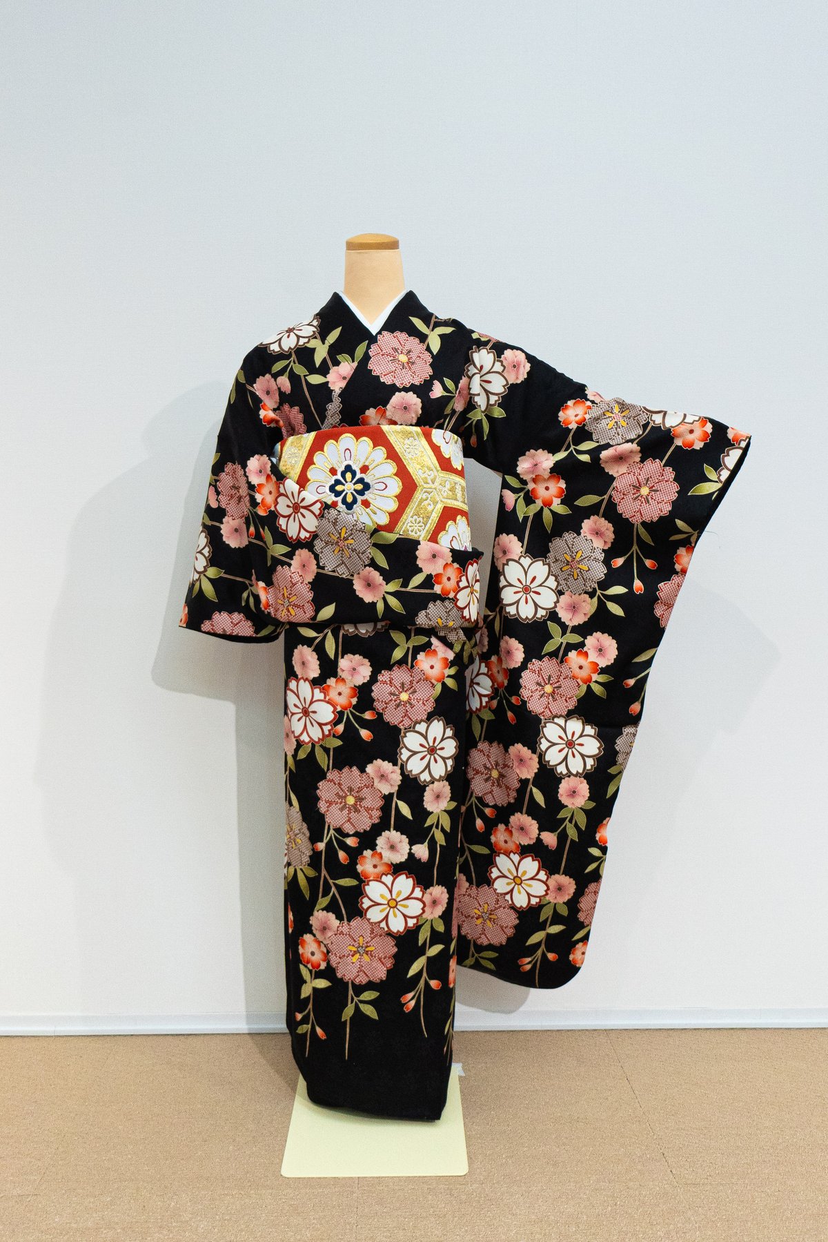袋帯 秀品 振袖向き 雪輪 吉祥紋様 金銀糸 箔 黒 全通 正絹|中古・古着 