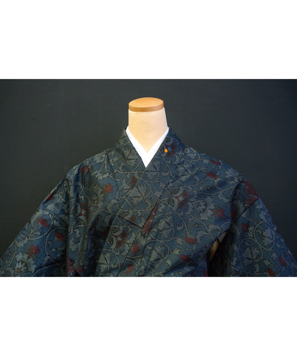 ノーブランド【丸洗い済・大島紬】花唐草模様/紺K8＊ひとつは欲しい
