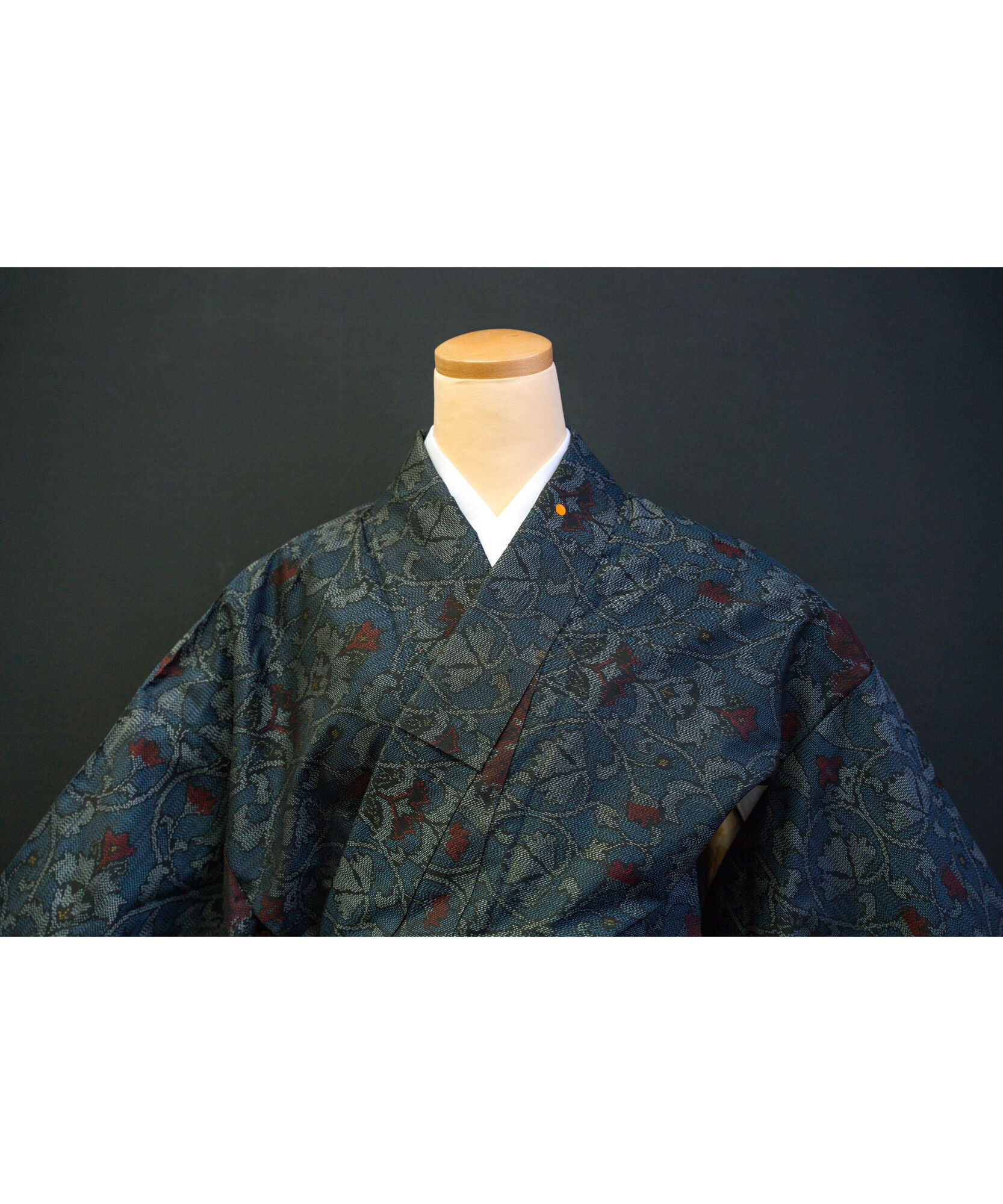 ノーブランド【丸洗い済・大島紬】花唐草模様/紺K8＊ひとつは欲しい