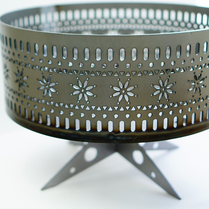 おしゃれな焚き火台 煌喜（きらめき）コンパクトに収納可能 | 燈