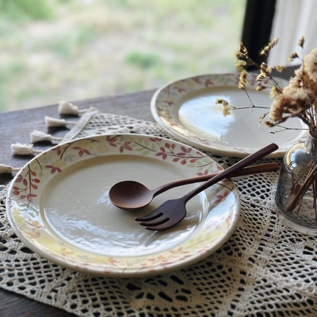 リムプレート“黄色いバラと赤い木の実”/Rim Plate "Yellow Rose and Red Berries"