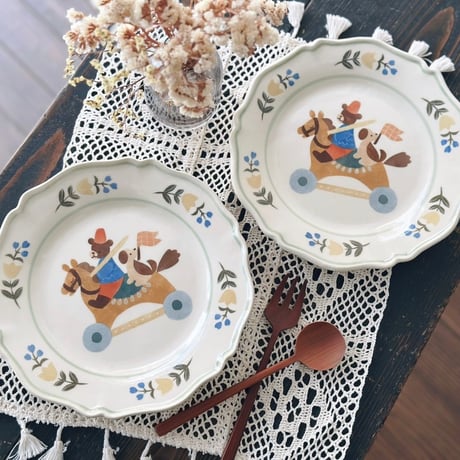 フラワーリムプレート“兵隊くまと木馬”/Flower Rim Plate "Soldier Bear and Rocking Horse"