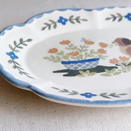 花オーバルプレート”ポーティと青いプランター”/Flower Oval Plate "Portie and the Blue Planter"