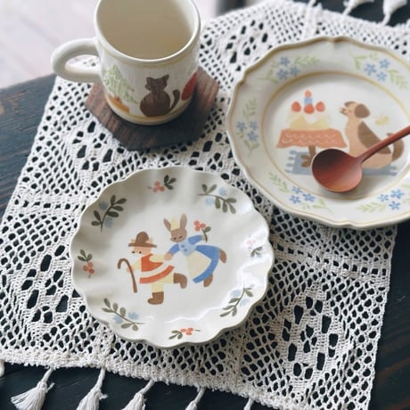 フラワーリムプレート“キツネとうさぎ”/Flower Rim Plate "The Fox and the Rabbit Go Out"
