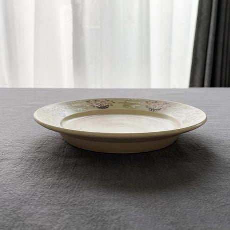 ヒワ色の鳥と花籠のリム皿 7寸 / Carduelinae bird and flower basket rim plate (m-size)