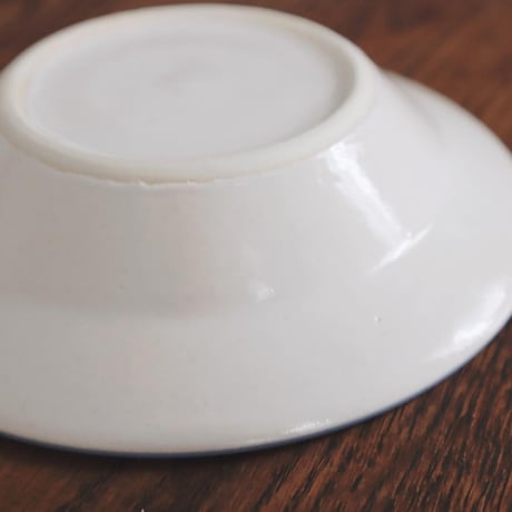 【シロムク釉】青いお花と鳥のリムボウル/Blue flower and bird rim bowl