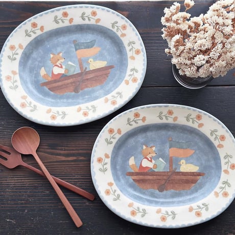 キツネとアヒルの船旅楕円皿/Fox and duck voyage oval plate