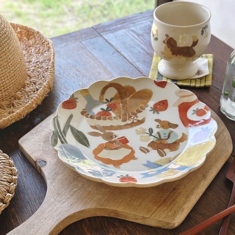 花皿“うさぎと犬のピクニック”/Flower plate "Rabbit and dog picnic"