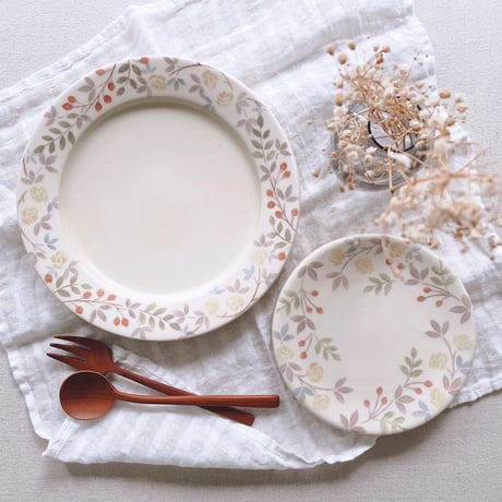 黄色のバラと木の実のリム皿　7寸/Yellow rose and nut rim dish