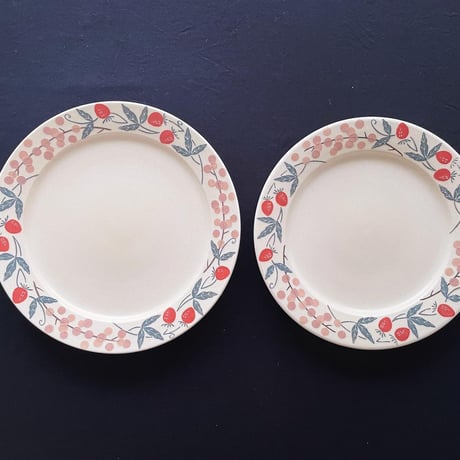 イチゴとブドウのリム皿 　8寸/Strawberry and grape rim plate(l-size)