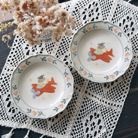フラワーリムプレート“くまと赤い飛行機”/Flower Rim Plate "Bear and Red Airplane"