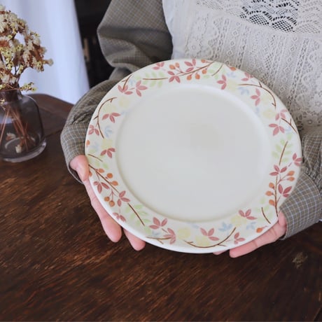 リムプレート“黄色いバラと赤い木の実”/Rim Plate "Yellow Rose and Red Berries"