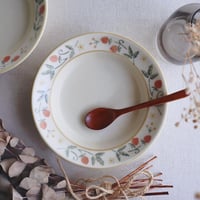 イチゴとお花の深皿/deep dish of strawberries and flowers