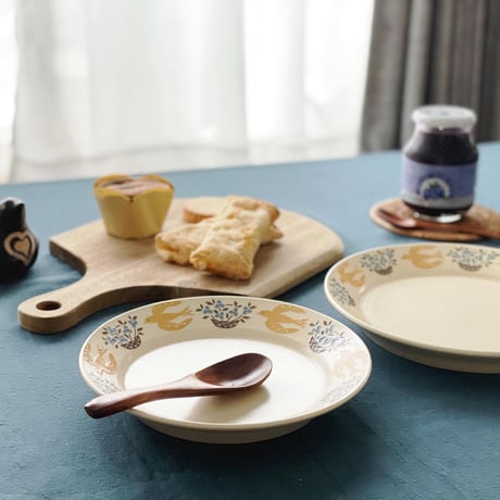 黄色い鳥と花籠のリム皿 7寸 / Yellow bird and flower basket rim plate (m-size)