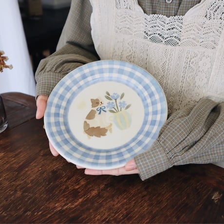 リムプレート“ねこと青い花”/Rim plate "Cat and blue flower"