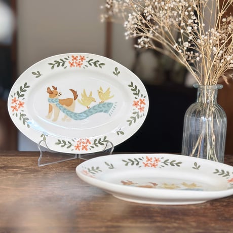 楕円皿“犬と青いマフラー”/Oval plate "Dog and Blue Scarf"
