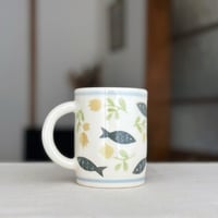 マグカップ“青い魚と黄色いお花”/Mug "Blue fish and yellow flowers"