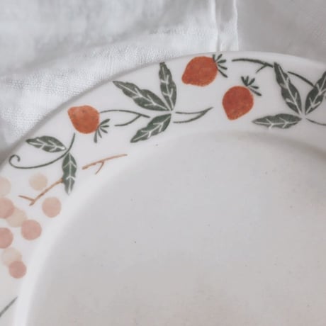 イチゴとブドウのリム皿　7寸/strawberry and grape rim dish