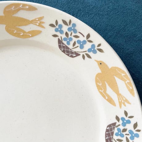 黄色い鳥と花籠のリム皿 7寸 / Yellow bird and flower basket rim plate (m-size)
