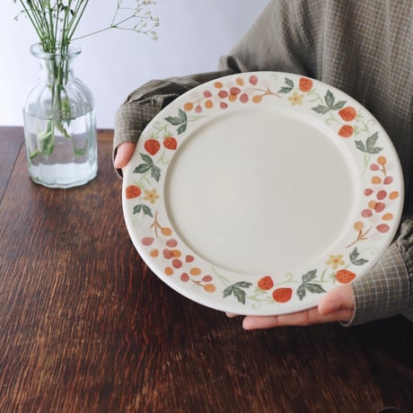 リム皿“いちごとぶどう”/Rimmed plate "Strawberry and Grape"