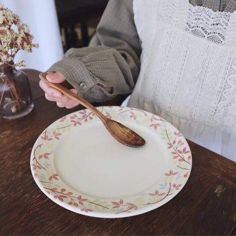 リムプレート“黄色いバラと赤い木の実”/Rim Plate "Yellow Rose and Red Berries"