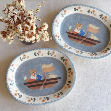 オーバルプレート”ボートを漕ぐキツネ”/Oval Plate "Fox Rowing a Boat"