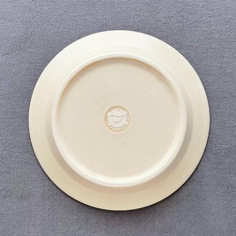 ヒワ色の鳥と花籠のリム皿 7寸 / Carduelinae bird and flower basket rim plate (m-size)