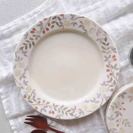 黄色いバラと木の実のリム皿　7寸/Yellow rose and nut rim plate