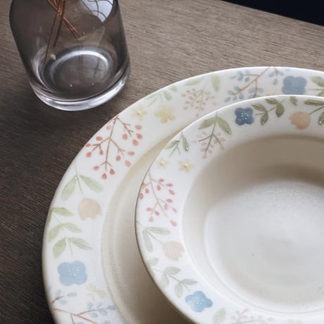 お花畑のリム皿　7寸/Flower field rim plate