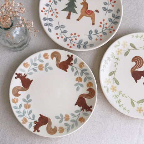 リスとチューリップの平皿　7寸/Plate of squirrels and tulips
