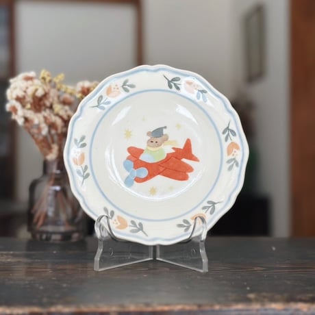 フラワーリムプレート“くまと赤い飛行機”/Flower Rim Plate "Bear and Red Airplane"