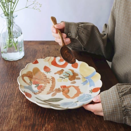 花皿“うさぎと犬のピクニック”/Flower plate "Rabbit and dog picnic"