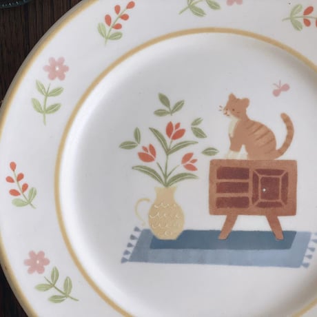 茶トラねこと花瓶のパスタ皿　7寸/Brown tiger cat and vase pasta dish
