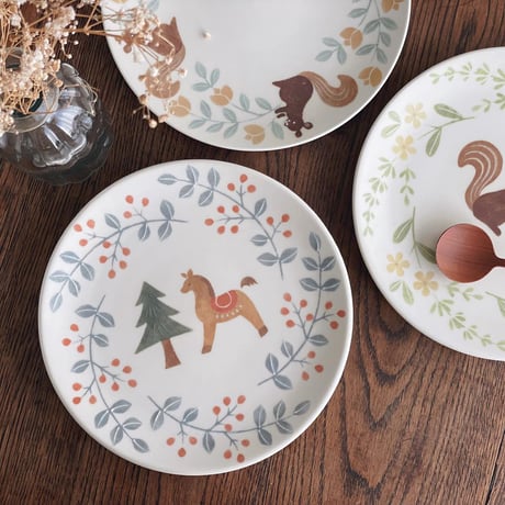 馬と赤い実の平皿　7寸/A plate of horses and red berries