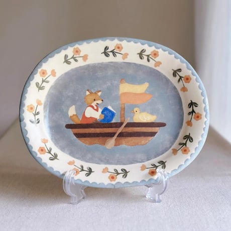 オーバルプレート”ボートを漕ぐキツネ”/Oval Plate "Fox Rowing a Boat"