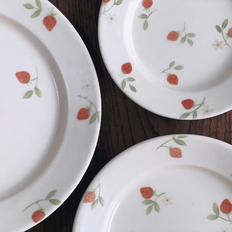 コロコロいちごリム皿/Korokoro Strawberry Rim Plate
