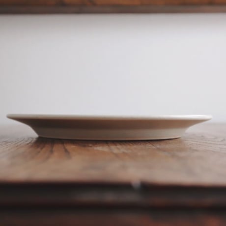 黄色いバラと赤い実のリム皿　7寸/Rim plate with yellow roses and red berries
