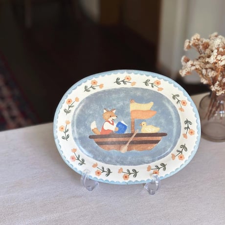 オーバルプレート”ボートを漕ぐキツネ”/Oval Plate "Fox Rowing a Boat"