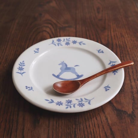 【シロムク釉】木馬とお花のリム皿/Wooden horse and flower rim plate