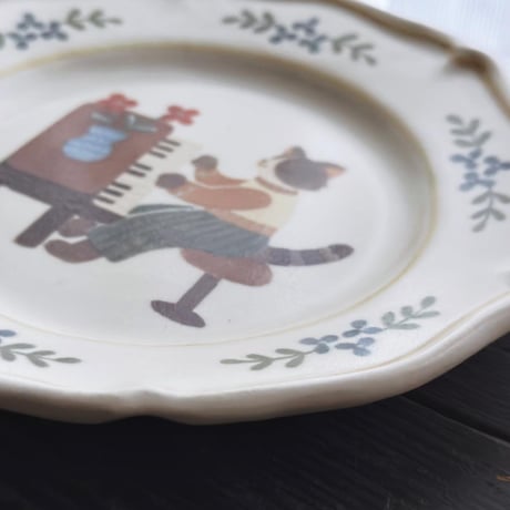 ねことピアノの花リム皿/Cat and piano flower rim plate