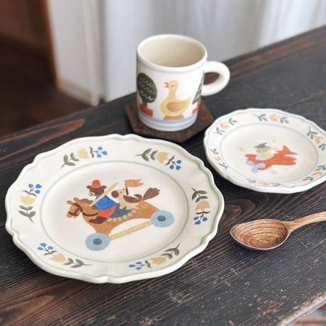 フラワーリムプレート“兵隊くまと木馬”/Flower Rim Plate "Soldier Bear and Rocking Horse"