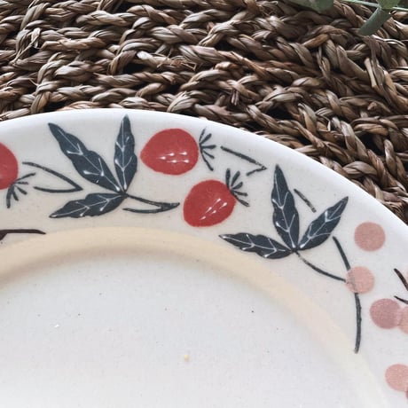 イチゴとブドウのリム皿 　8寸/Strawberry and grape rim plate(l-size)