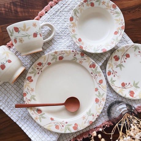 いちごの七寸皿/Strawberry rim plate(m-size)