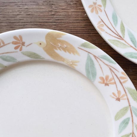 花運ぶ鳥の七寸皿/Flower-carrying bird plate (m-size)