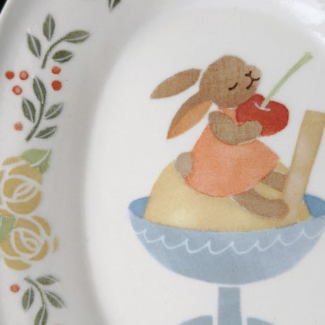 楕円皿“うさぎとアイスクリーム”/Oval plate "Rabbit and Ice Cream"