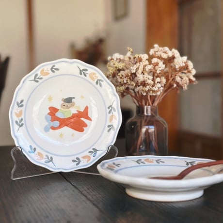 フラワーリムプレート“くまと赤い飛行機”/Flower Rim Plate "Bear and Red Airplane"