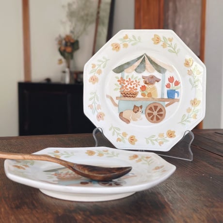 八角皿“お花屋さんの犬とねこ”/Octagonal Plate "Flower Shop Dog and Cat"