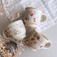 イチゴとお花のマグカップ/Strawberry and flower mug